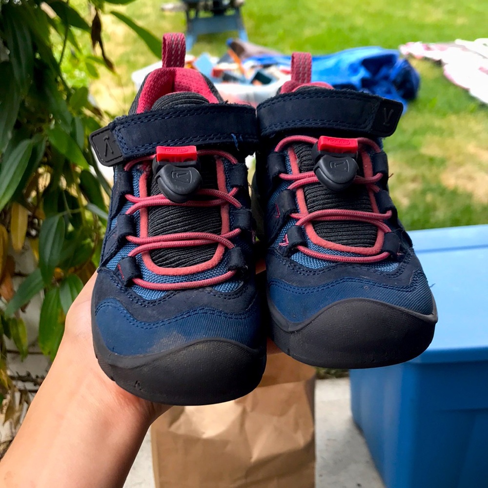 Waterproof keen hiking shoes for little girl